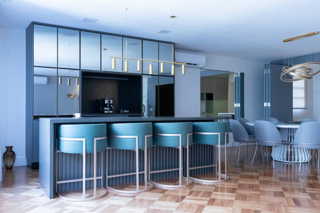 Apê tem hall de entrada verde criado em homenagem ao bulldog da família. Projeto de Daniel Szego.