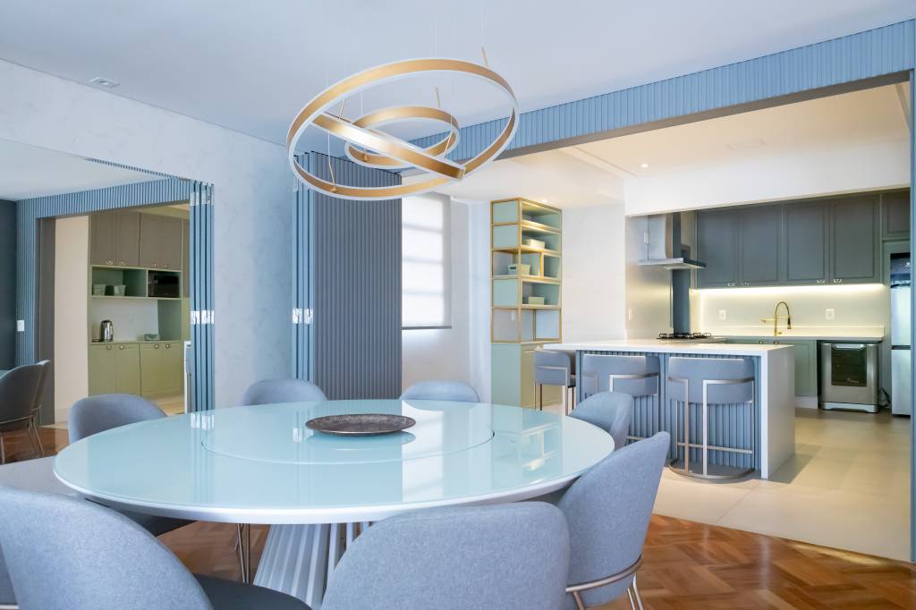 Apê tem hall de entrada verde criado em homenagem ao bulldog da família. Projeto de Daniel Szego.