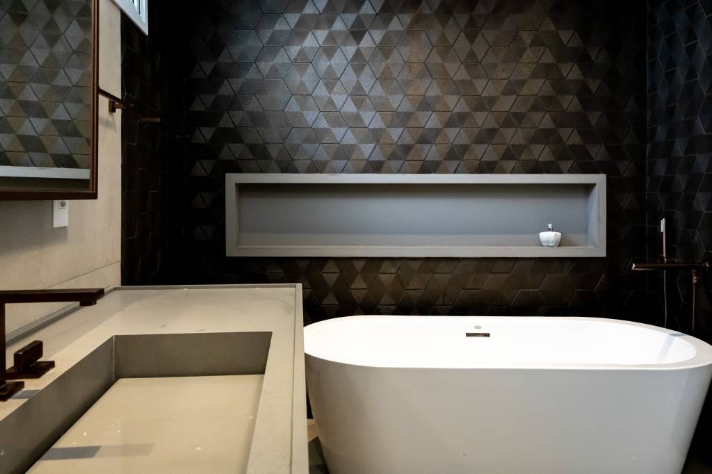 Apê tem hall de entrada verde criado em homenagem ao bulldog da família. Projeto de Daniel Szego.