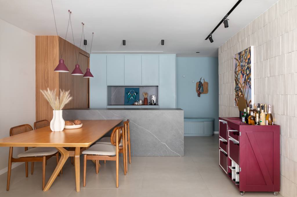 Azul claro e tijolinhos brancos criam atmosfera leve neste apartamento