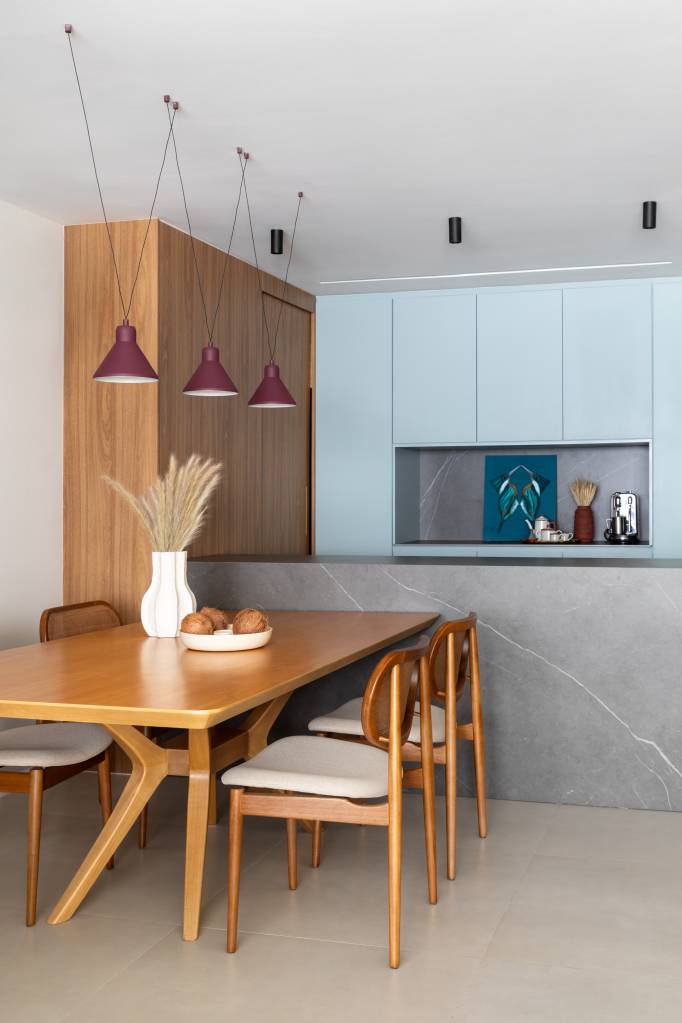 Azul claro e tijolinhos brancos criam atmosfera leve neste apartamento. Projeto de Casa Cururu.