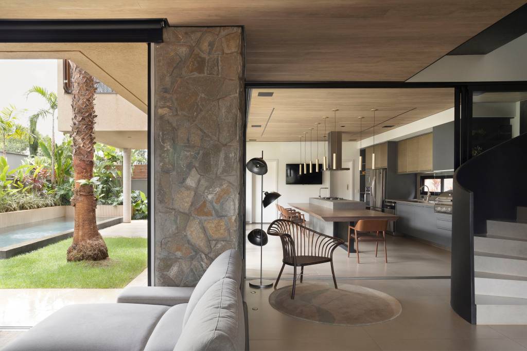 casa-moderna-tem-pedras-rusticas-de-granito-amarelo-e-cobogos-na-fachada-wa-arquitetura-13 Casa moderna tem pedras rústicas de granito amarelo e cobogós na fachada. Projeto de WA Arquitetura.