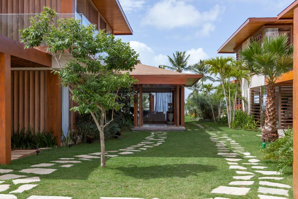 Casas de praia na Bahia tem estrutura de concreto revestida em madeira maciça