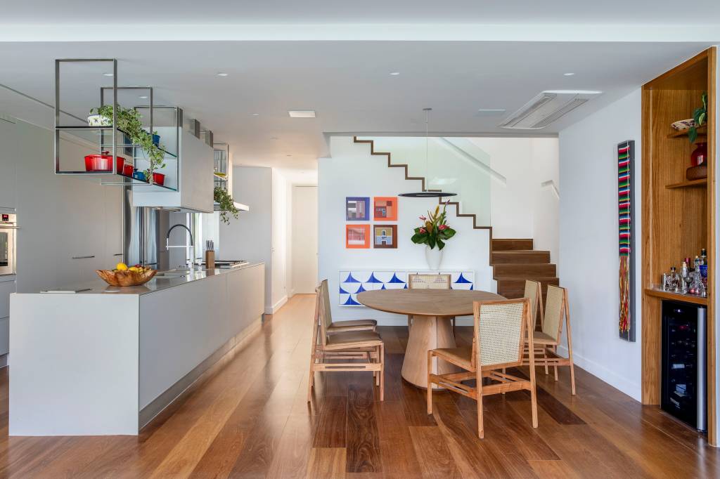 cobertura-descontraida-tem-terraco-com-cobertura-de-palha-e-piscina-elevada-escala-arquitetura-15 Cobertura descontraída tem terraço com cobertura de palha e piscina elevada. Projeto de Escala Arquitetura.