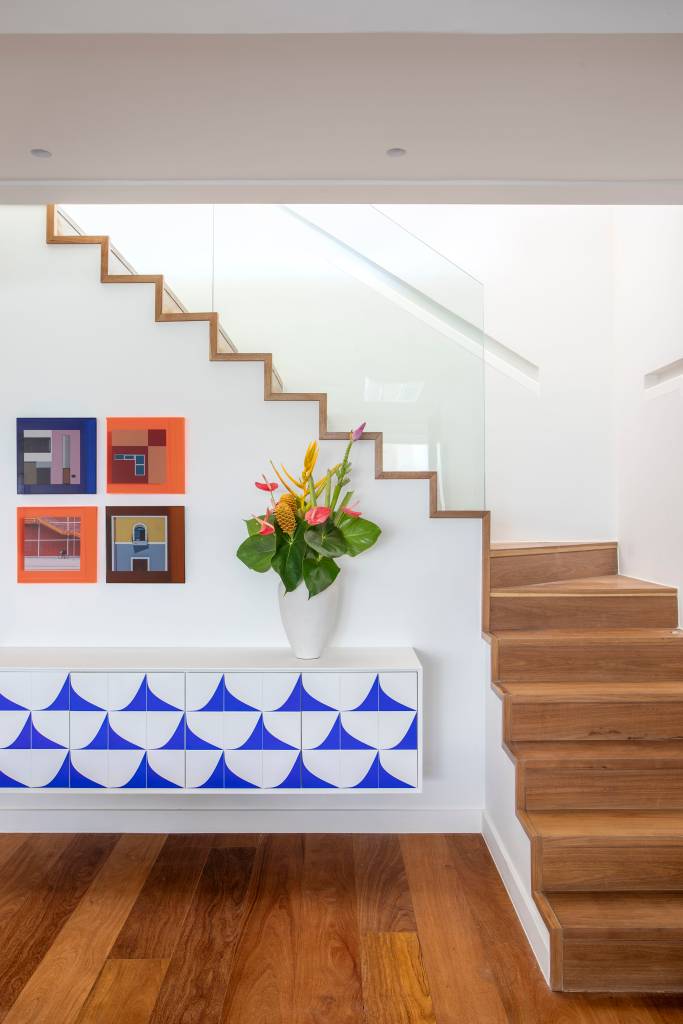 cobertura-descontraida-tem-terraco-com-cobertura-de-palha-e-piscina-elevada-escala-arquitetura-31-aparador-arte-azulejos Cobertura descontraída tem terraço com cobertura de palha e piscina elevada. Projeto de Escala Arquitetura.