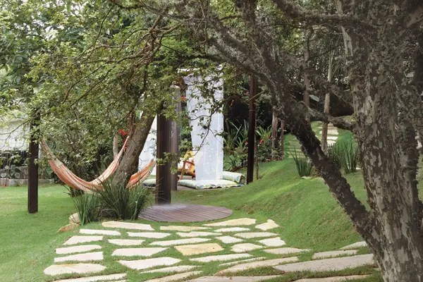 Projeto de paisagismo cria quintal com jardim para lazer da família