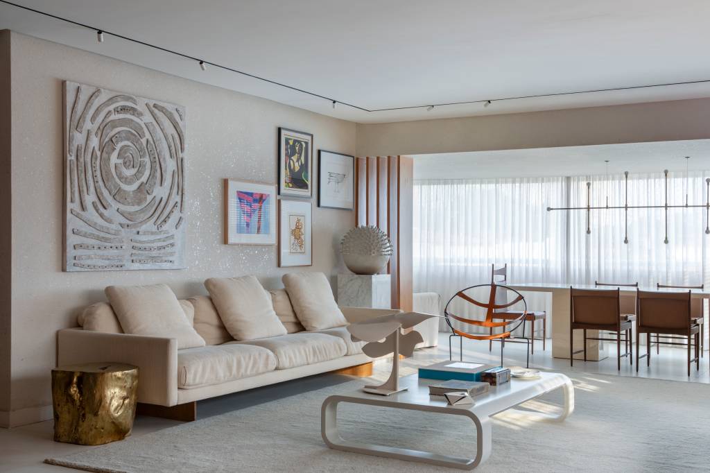 marcenarias-com-acabamento-em-folha-natural-de-freijo-dao-ares-modernos-a-este-ape-dois-arquitetura-04-sala-quadros Marcenarias com acabamento em folha natural de Freijó dão ares modernos a este apê. Projeto de Dois Arquitetura.