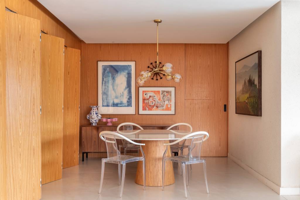 Marcenarias com acabamento em folha natural de Freijó dão ares modernos a este apê