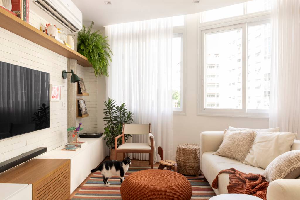 Neste apê, verde, rosa e terracota compõem cozinha com janela para a sala