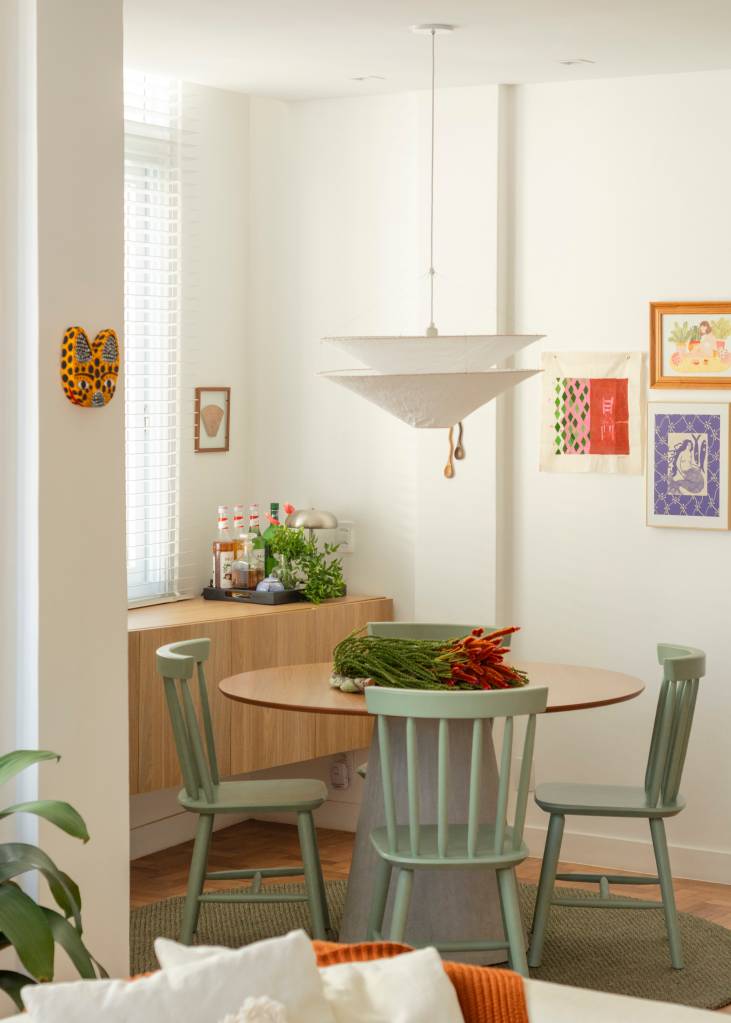 neste-ape-verde-rosa-e-terracota-compoem-cozinha-com-janela-para-a-sala-raphael-assaf-arquitetura-06-jantar Neste apê, verde, rosa e terracota compõem cozinha com janela para a sala. Projeto de Raphael Assaf Arquitetura.