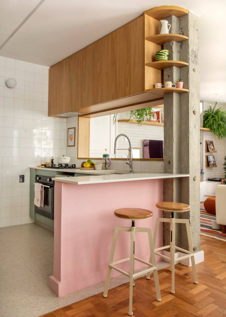 neste-ape-verde-rosa-e-terracota-compoem-cozinha-com-janela-para-a-sala-raphael-assaf-arquitetura-07 Neste apê, verde, rosa e terracota compõem cozinha com janela para a sala. Projeto de Raphael Assaf Arquitetura.