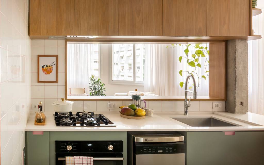 neste-ape-verde-rosa-e-terracota-compoem-cozinha-com-janela-para-a-sala-raphael-assaf-arquitetura-10 Neste apê, verde, rosa e terracota compõem cozinha com janela para a sala. Projeto de Raphael Assaf Arquitetura.