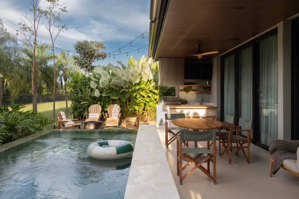 6 projetos que exploram jeitos diferentes de usar a varanda. Projeto de Paiva e Passarini Arquitetura.