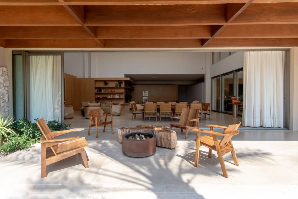 6 projetos que exploram jeitos diferentes de usar a varanda. Projeto de Paiva e Passarini Arquitetura.