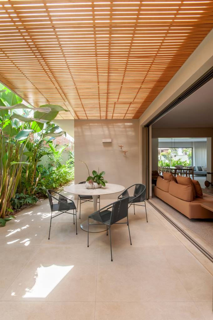 6 projetos que exploram jeitos diferentes de usar a varanda. Projeto de Paiva e Passarini Arquitetura.