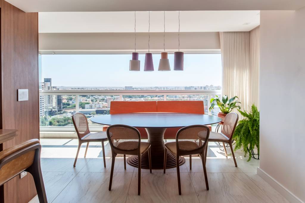 6 projetos que exploram jeitos diferentes de usar a varanda. Projeto de Paiva e Passarini Arquitetura.
