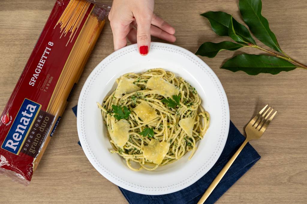 Receita de macarrão com pesto brasileiro