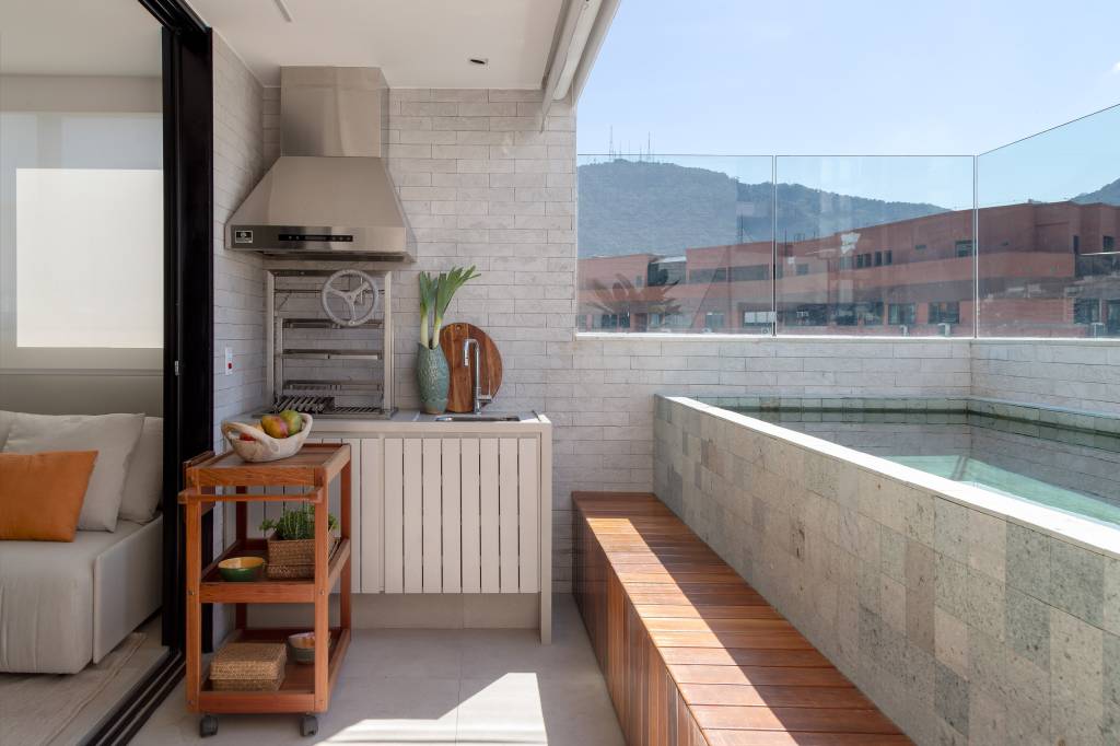 reforma-em-cobertura-cria-novo-andar-com-area-de-lazer-e-piscina-mbv-arquitetura-03 Reforma em cobertura cria novo andar com área de lazer e piscina. Projeto de MBV Arquitetura.