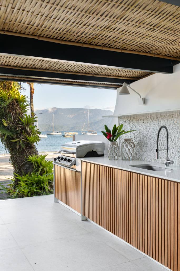 telhado-em-bambu-natural-trancado-cobre-varanda-gourmet-de-casa-de-praia-a-g-arquitetura-03 Telhado em bambu natural trançado cobre varanda gourmet de casa de praia. Projeto de A+G Arquitetura.