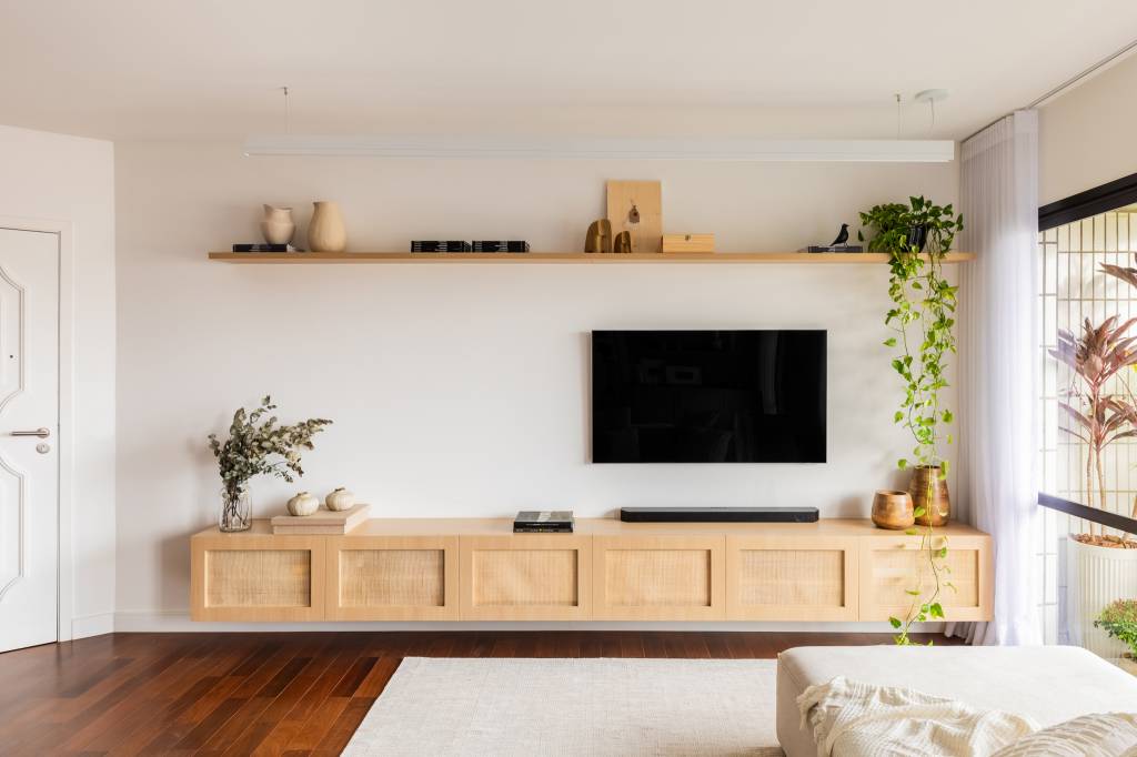 tons-claros-beges-e-texturas-naturais-criam-atmosfera-boho-suave-neste-ape-conectarq-02-sala Tons claros, beges e texturas naturais criam atmosfera boho suave neste apê. Projeto de Conectarq.