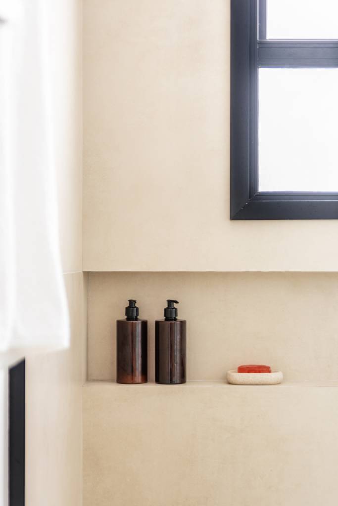 Tons claros, beges e texturas naturais criam atmosfera boho suave neste apê. Projeto de Conectarq.