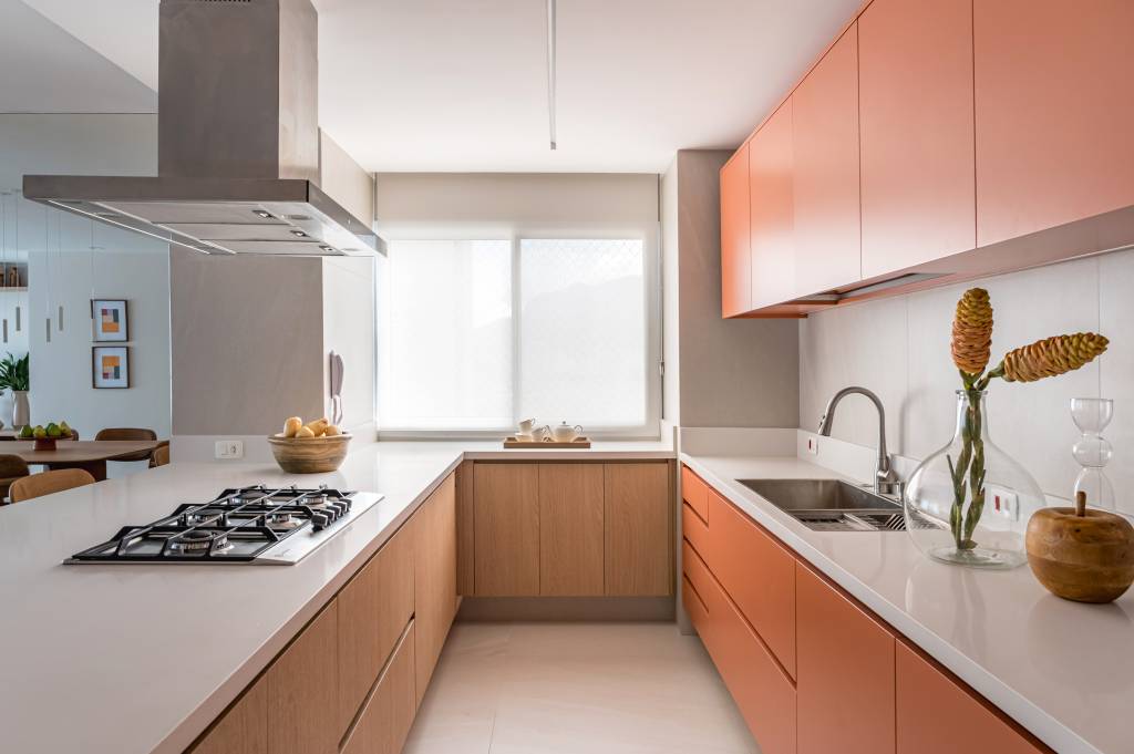 tons-de-rosa-seco-terroso-e-escuro-compoem-apartamento-integrado-paula-mueller-06-cozinha Tons de rosa seco, terroso e escuro compõem apartamento integrado. Projeto de Paula Müller.