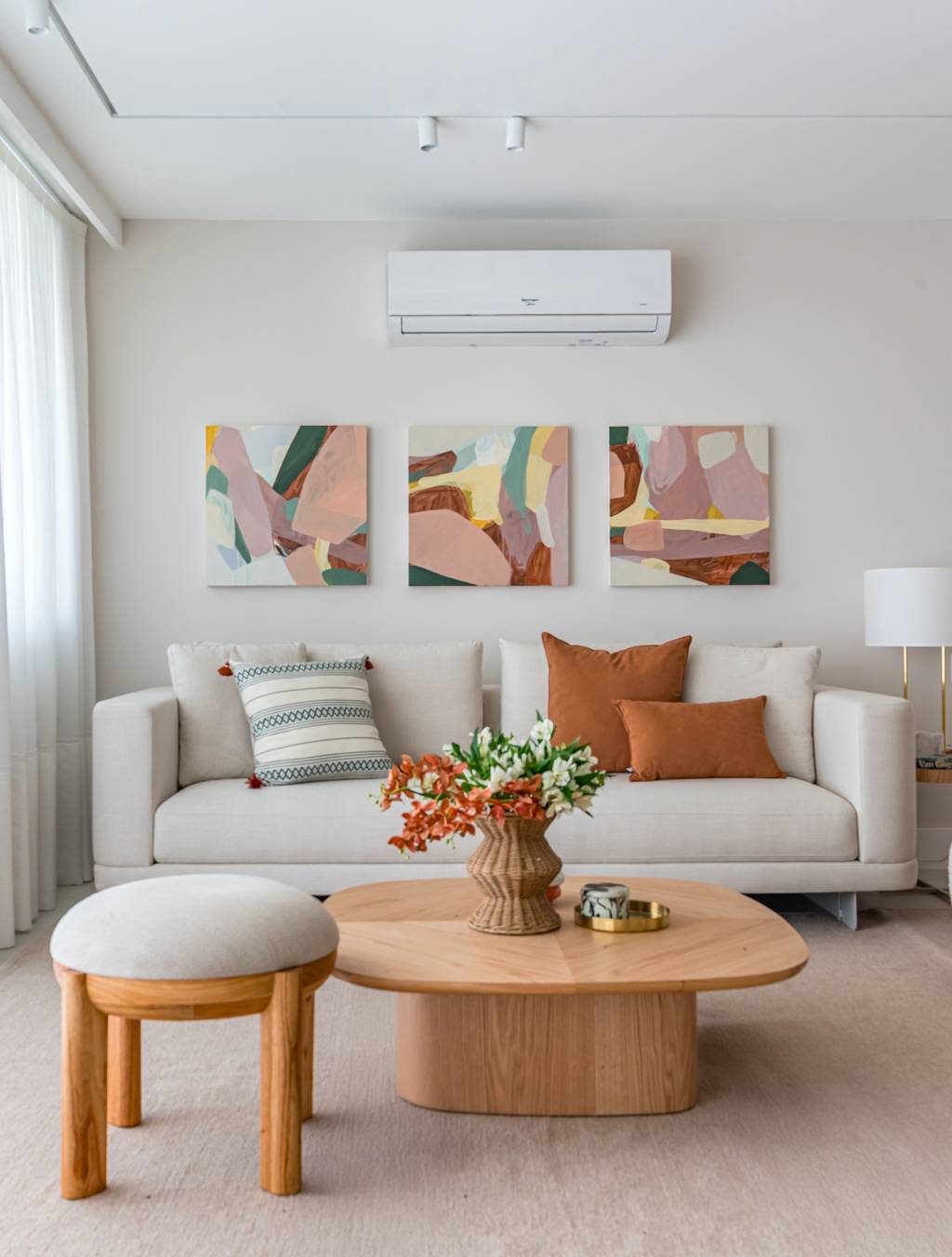 Tons de rosa seco, terroso e escuro compõem apartamento integrado. Projeto de Paula Müller.