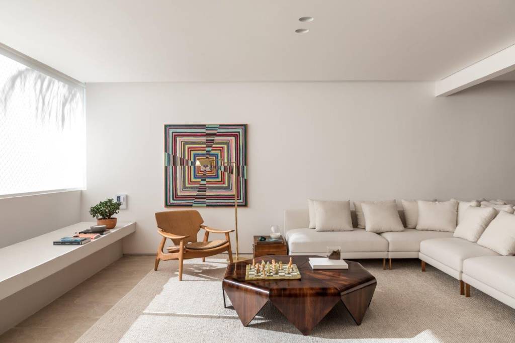 Além de muito design brasileiro, apê tem lavabo estiloso com xadrez vermelho