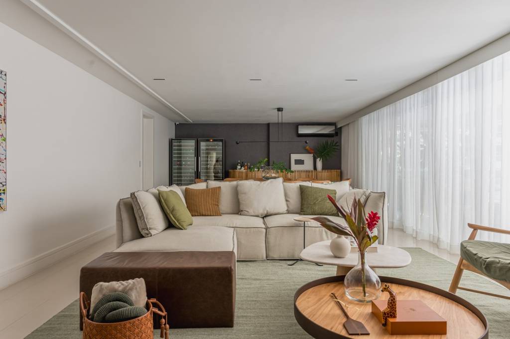 Apartamento alugado tem decoração com móveis soltos. Projeto de Vita Arquitetura.