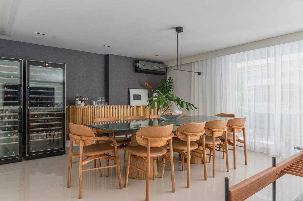 Apartamento alugado tem decoração com móveis soltos. Projeto de Vita Arquitetura.