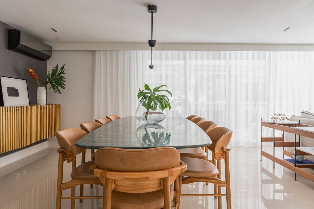 Apartamento alugado tem decoração com móveis soltos. Projeto de Vita Arquitetura.