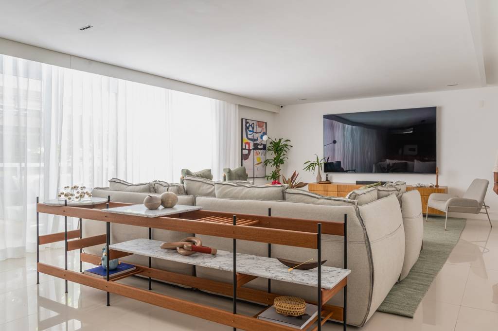 Apartamento alugado tem decoração com móveis soltos. Projeto de Vita Arquitetura.