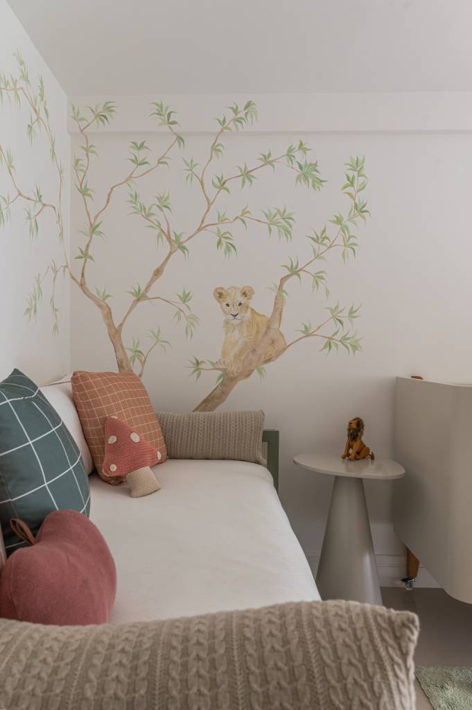 Apartamento alugado tem decoração com móveis soltos. Projeto de Vita Arquitetura.