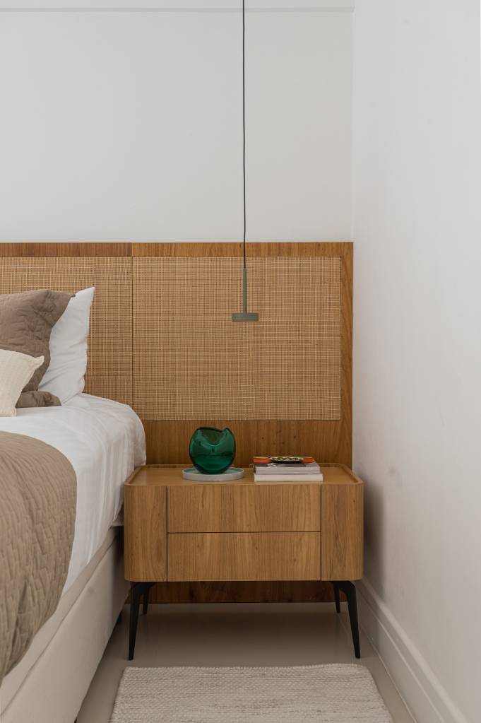 Apartamento alugado tem decoração com móveis soltos. Projeto de Vita Arquitetura.