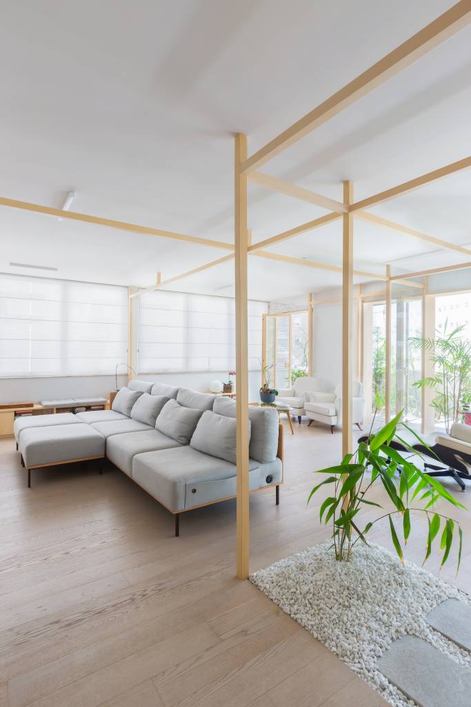 Apartamento em São Paulo é refúgio com decoração composta de linhas leves. Projeto de Passos Arquitetura.