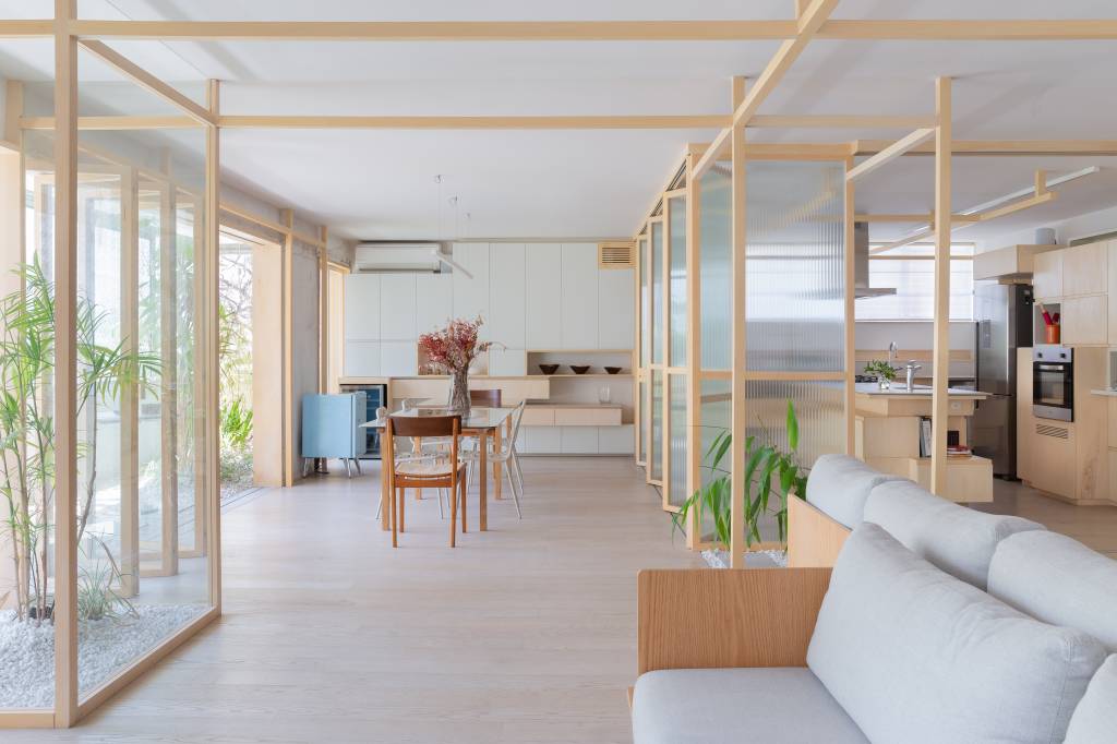 Apartamento em São Paulo é refúgio com decoração composta de linhas leves. Projeto de Passos Arquitetura.