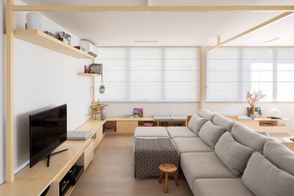 Apartamento em São Paulo é refúgio com decoração composta de linhas leves. Projeto de Passos Arquitetura.