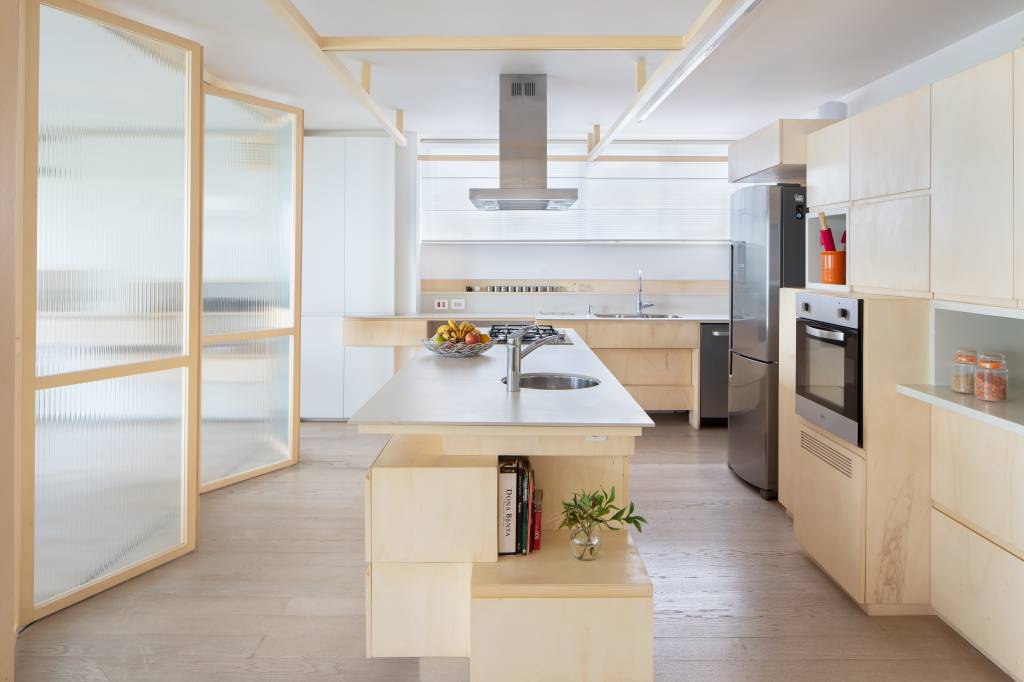 Apartamento em São Paulo é refúgio com decoração composta de linhas leves. Projeto de Passos Arquitetura.