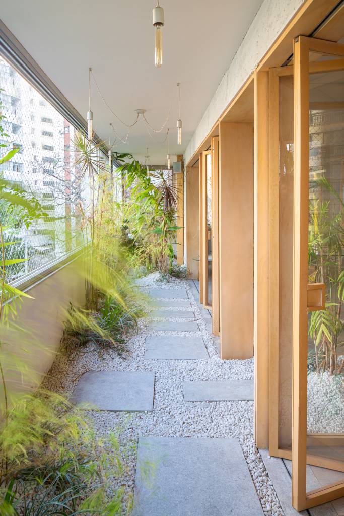 Apartamento em São Paulo é refúgio com decoração composta de linhas leves. Projeto de Passos Arquitetura.