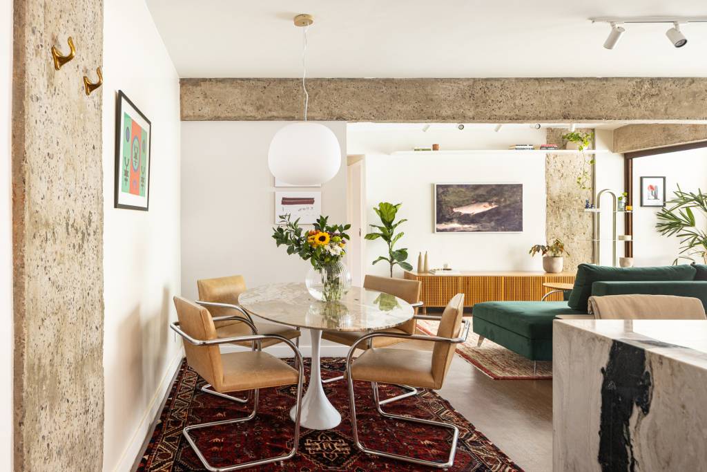 Apartamento moderno tem estante e passagens na marcenaria para gatos