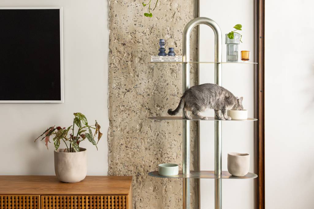 Apartamento moderno tem estante e passagens na marcenaria para gatos. Projeto de Orla Arquitetura.