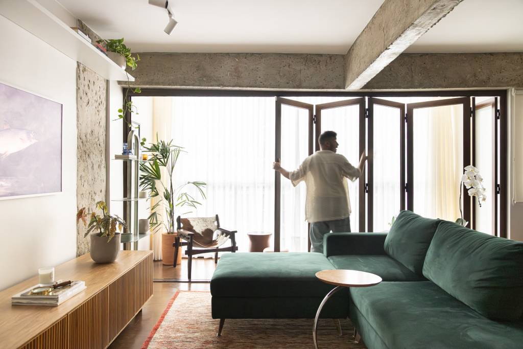 Apartamento moderno tem estante e passagens na marcenaria para gatos. Projeto de Orla Arquitetura.