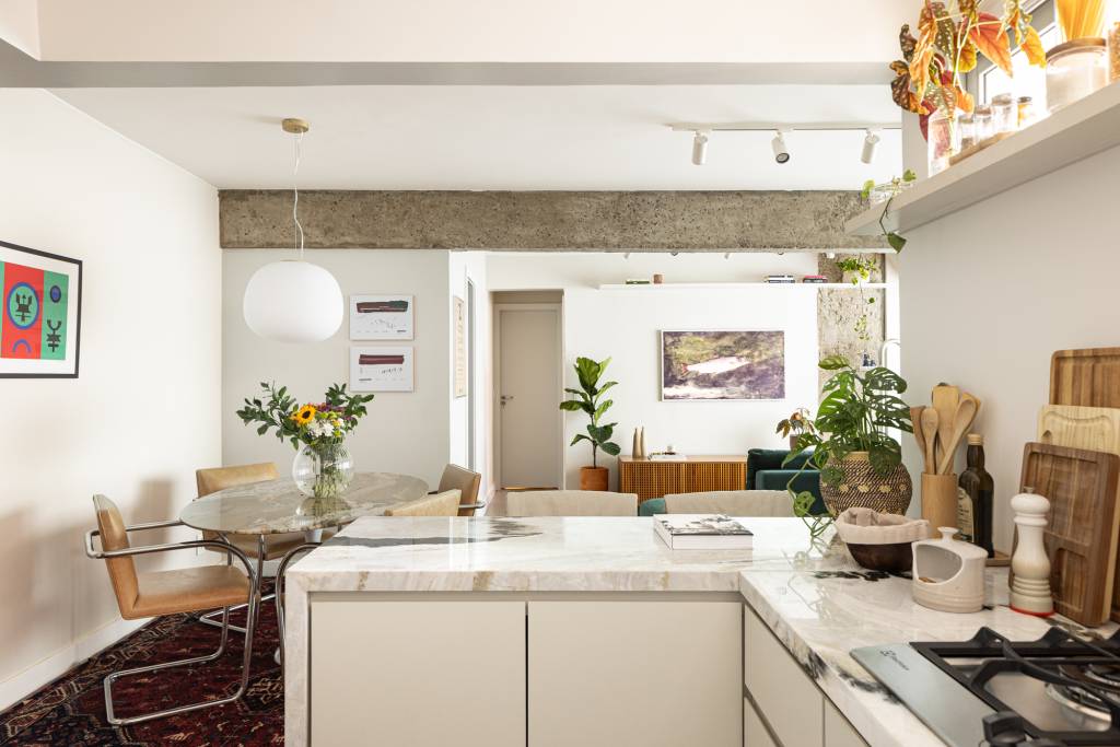 Apartamento moderno tem estante e passagens na marcenaria para gatos. Projeto de Orla Arquitetura.