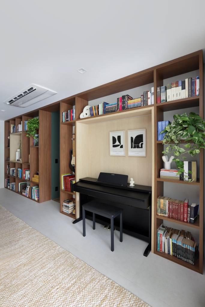 ape-em-estilo-japandi-tem-grande-estante-de-livros-com-espaco-para-teclado-quattrino-arquitetura-03 Apê em estilo japandi tem grande estante de livros com espaço para teclado. Projeto de Quattrino Arquitetura.