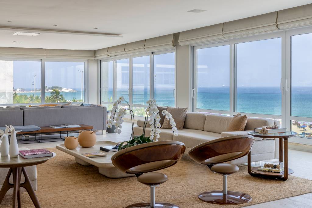 Azul do céu e mar entram neste apê em Ipanema pelas grandes janelas L