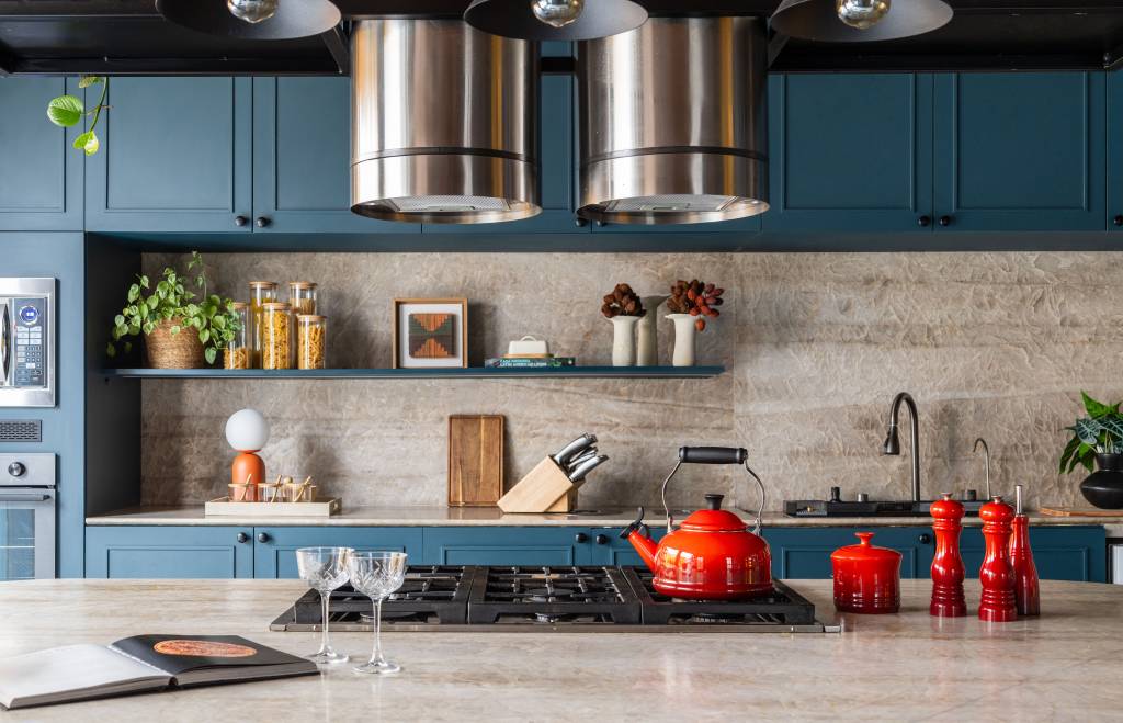 Cozinha azul é mix de moderno e provençal e fica integrada com quintal. Projeto de Casa Tauari.