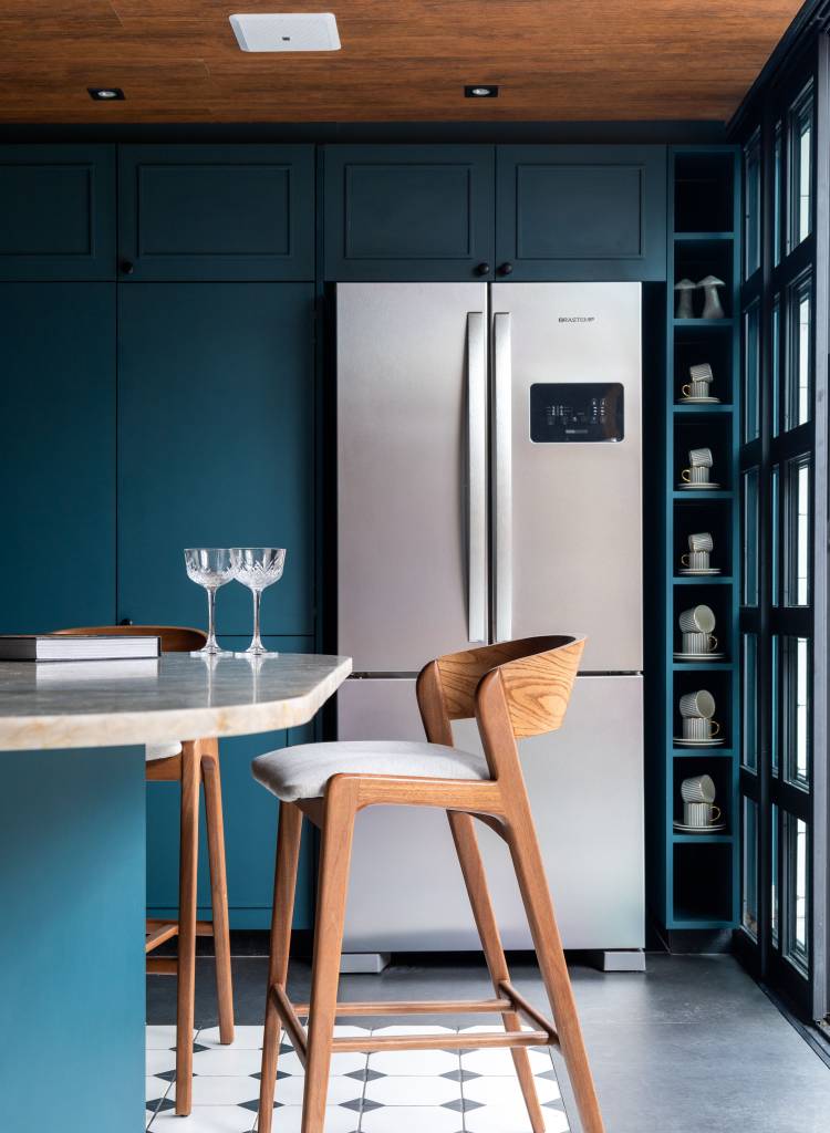 Cozinha azul é mix de moderno e provençal e fica integrada com quintal. Projeto de Casa Tauari.