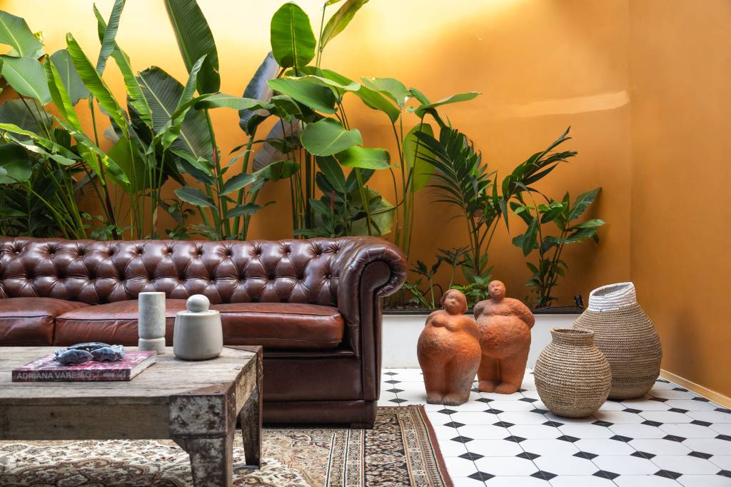 Cozinha azul é mix de moderno e provençal e fica integrada com quintal. Projeto de Casa Tauari.