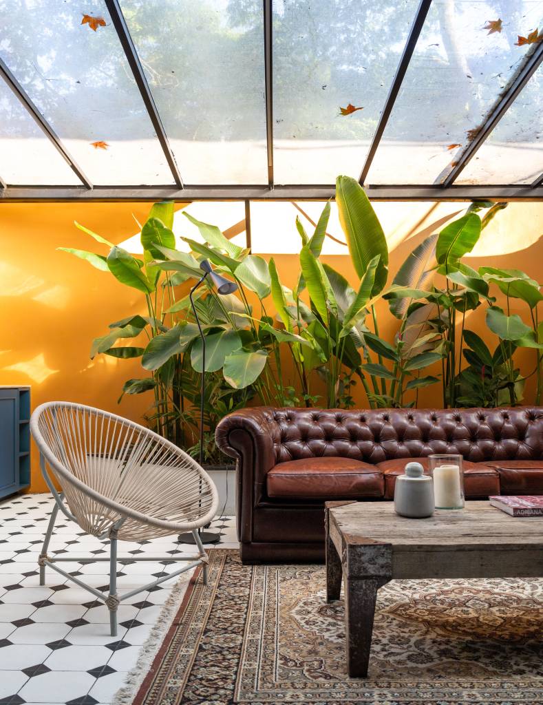 Cozinha azul é mix de moderno e provençal e fica integrada com quintal. Projeto de Casa Tauari.