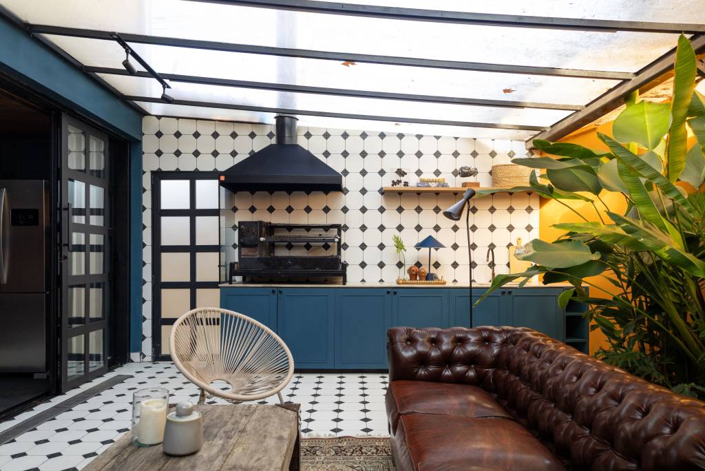 Cozinha azul é mix de moderno e provençal e fica integrada com quintal. Projeto de Casa Tauari.